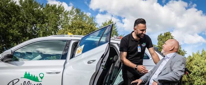 Vår chaufför vid bilen